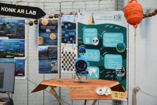 🐟 Retour sur le village de la mer des Filets Bleus ! 🐟

Vendredi dernier nous avons eu la chance de vous retrouver sur notre stand au village de la mer du Festival des Filets Bleus à Concarneau. 🌊

Ce rendez-vous annuel nous permet d'exposer le projet KOSMOS, de vous montrer de belles vidéos des fonds marins et de vous présenter les différentes manières de s’engager dans ce projet participatif. 📷

Vous avez pu en apprendre plus sur la biodiversité de la baie de Concarneau, les habitats sous-marins et les espèces qui y vivent. 🐠🐟🦀

C’était un réel plaisir d’échanger avec vous et de vous voir si nombreux à participer à nos activités. 💙

On se retrouve au Marinarium pour la Fête de la science début octobre !

➡️ https://kosmos.fish/ ⬅️

#citizenscience #opensource #festivalfiletsbleus2024 

@konkarlab @ifremer_officiel @festivalfiletsbleus