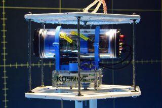 👋 Bonjour à tous ! 🐠

La semaine dernière l’équipe KOSMOS a pu rencontrer deux techniciens de la Martinique, George et Axel, afin de les former à l'utilisation des systèmes STAVIRO et KOSMOS.

Le but de cette rencontre était de transmettre l'historique du projet KOSMOS, le fonctionnement des caméras et leurs usages. Cela nous a aussi permis d'échanger sur les potentiels besoins et utilisations des caméras en Martinique. 🌴

Pour compléter la partie théorique, nous avons pu déployer un KOSMOS dans un bassin d'essai de l'Ifremer Lorient. Cette partie pratique a permis de montrer un KOSMOS en action ! 😍🎥

@konkarlab @ifremer_officiel 

#underwatercamera #biodiversite #ocean #bretagne #opensource #scienceparticipative #underwatervideo